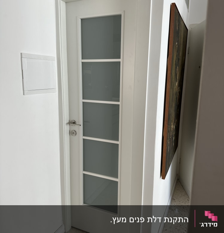 התקנת דלת פנים מעץ. 